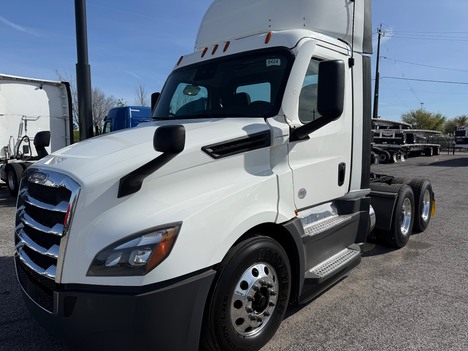 2021 FREIGHTLINER CASCADIA 126 DAY CAB Tandem Axle Daycab #1398