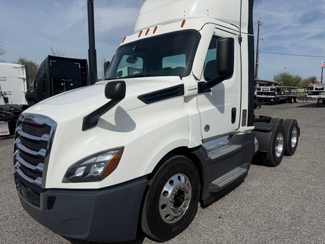 2020 FREIGHTLINER CASCADIA 126 DAY CAB Tandem Axle Daycab #1399