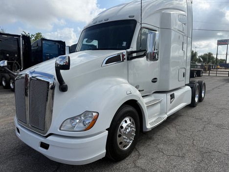  KENWORTH T680 Tandem Axle Sleeper #1426