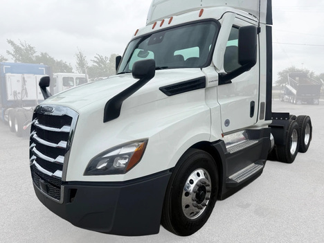 2021-freightliner-cascadia-126-day-cab-tandem-axle-daycab #1436