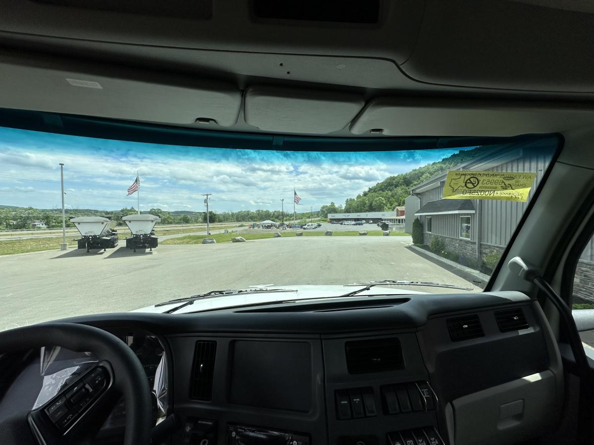 2025 PETERBILT 567 Cab Chassis Truck - image 9