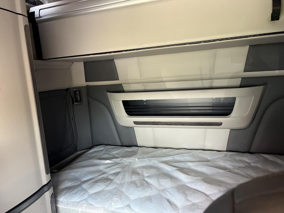 2025 PETERBILT 579 Sleeper - image 6