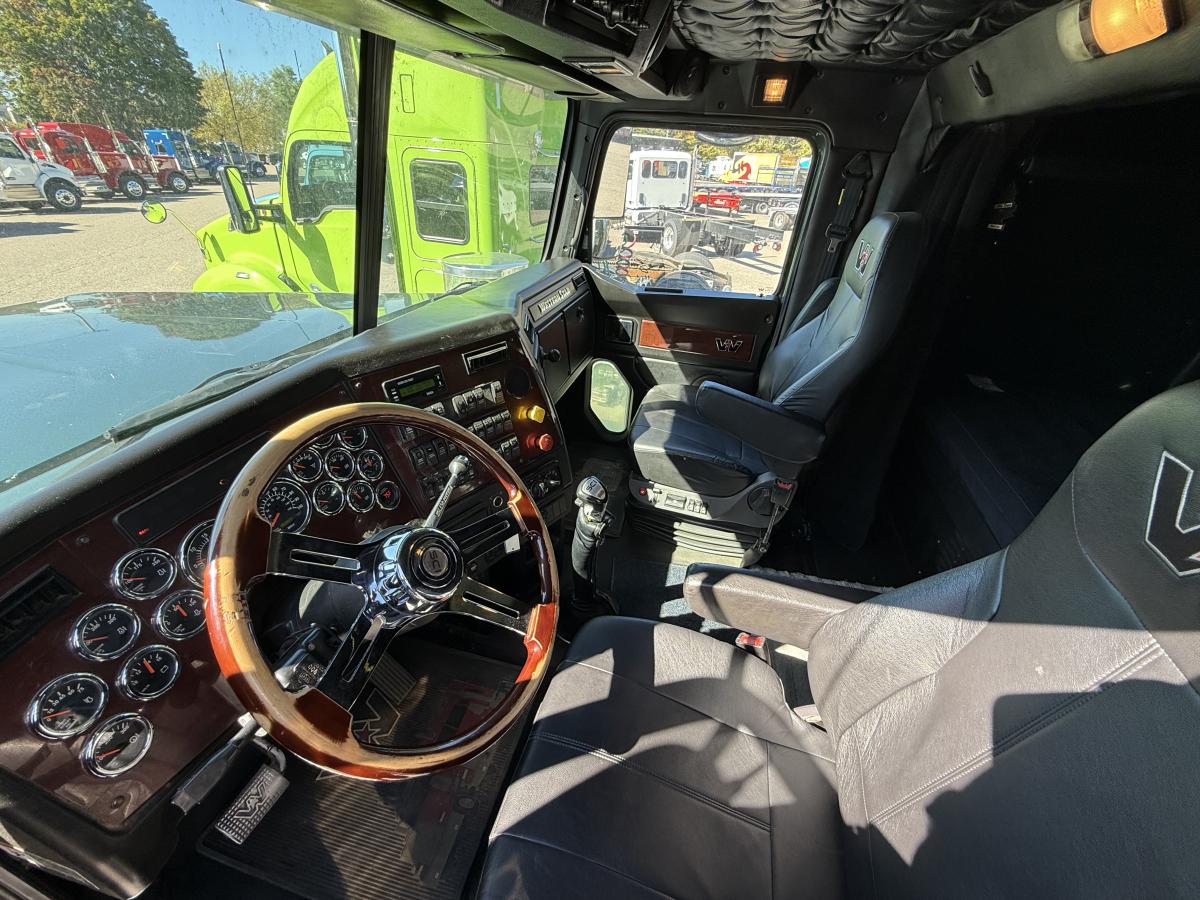 2019 WESTERN STAR 4900 EX Sleeper - image 11