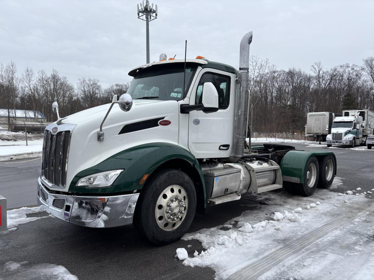 2022 PETERBILT 579 Daycab - image 1