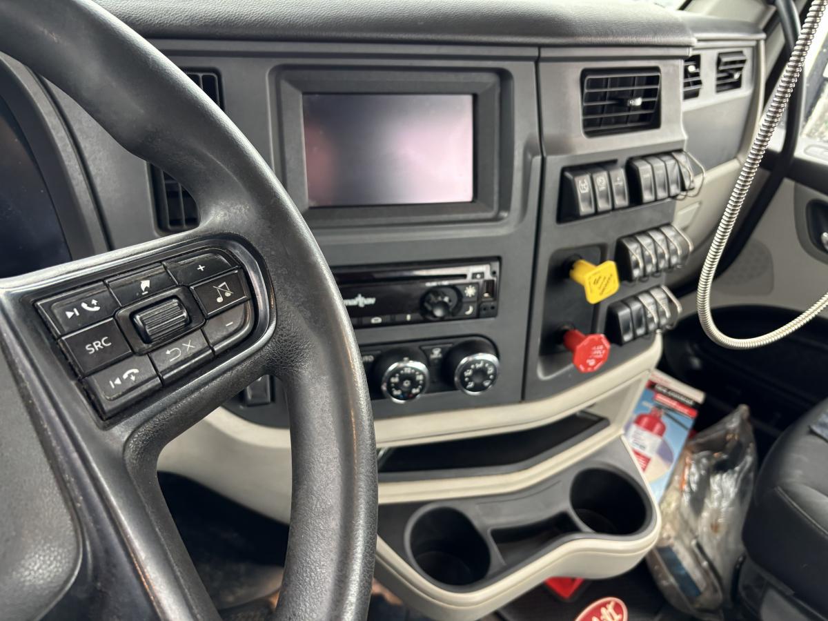 2022 PETERBILT 579 Daycab - image 12