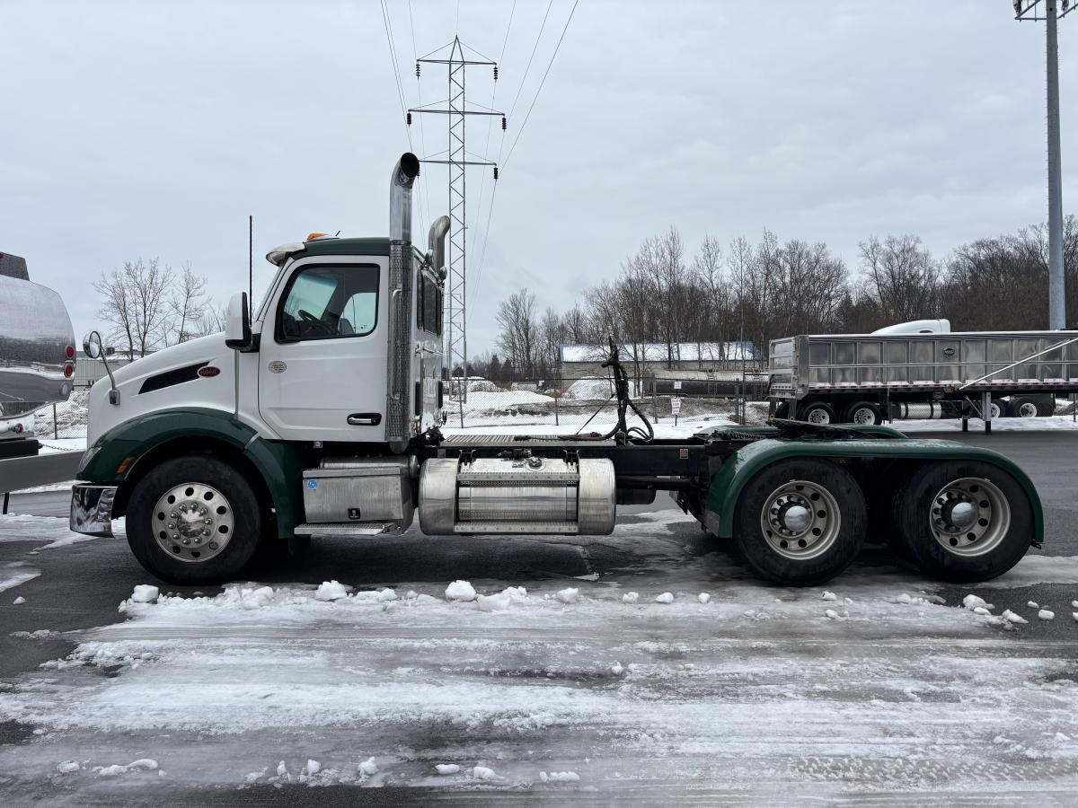 2022 PETERBILT 579 Daycab - image 2