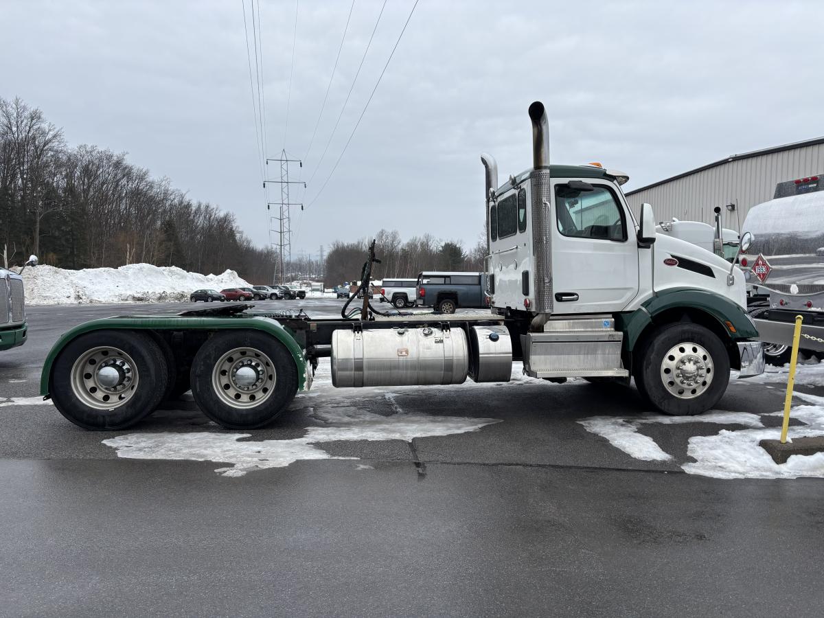 2022 PETERBILT 579 Daycab - image 3