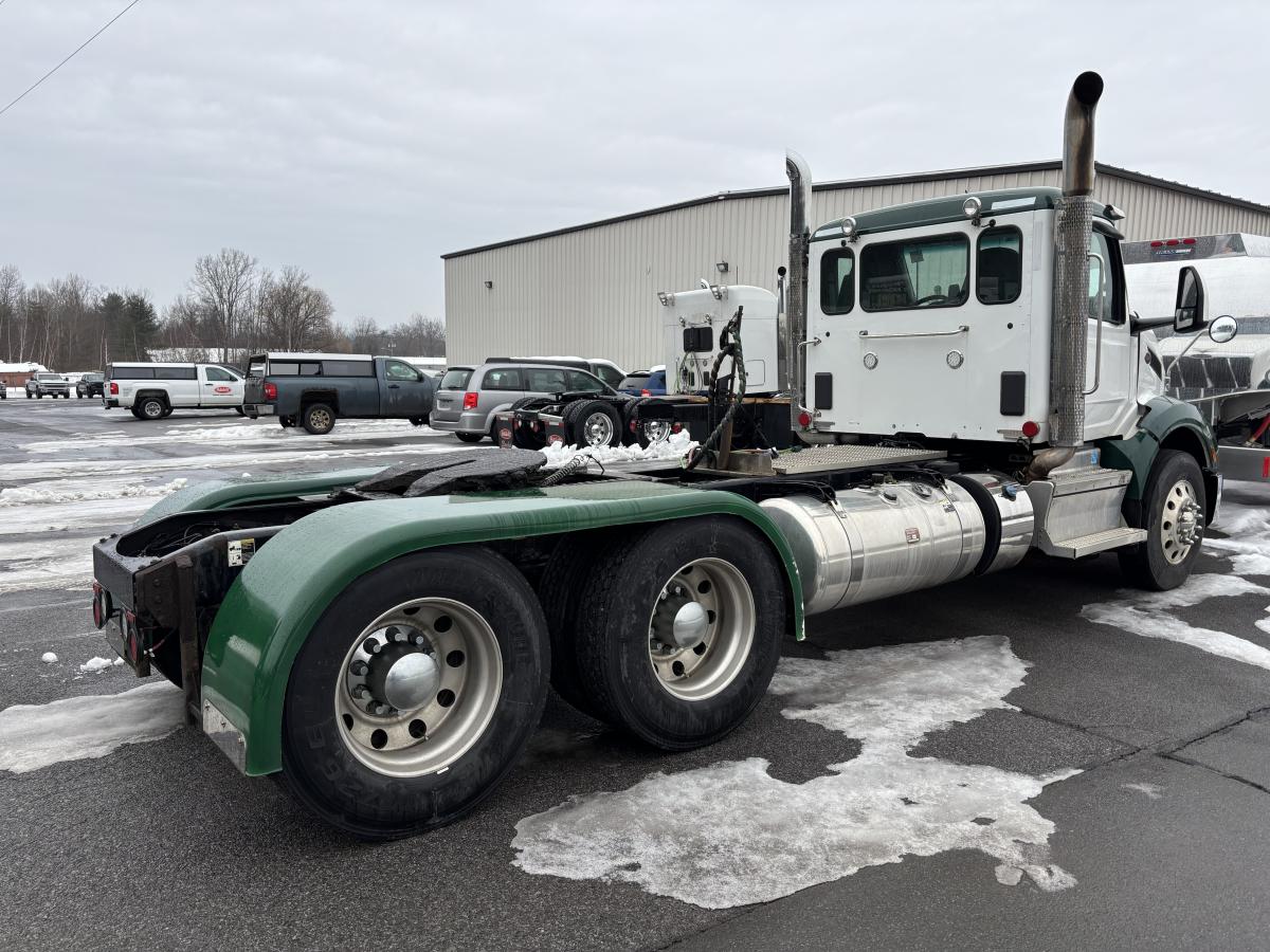 2022 PETERBILT 579 Daycab - image 4