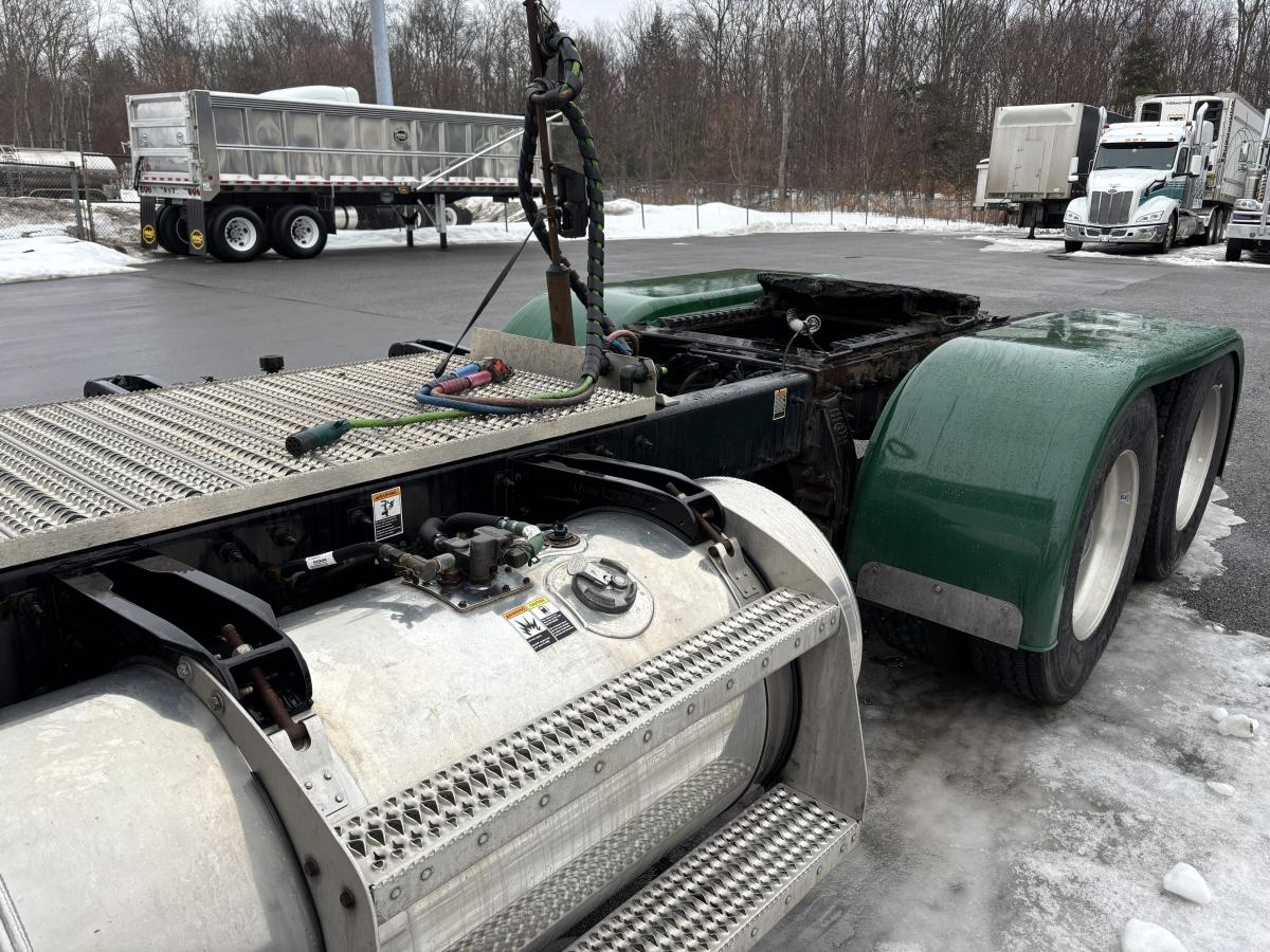 2022 PETERBILT 579 Daycab - image 5