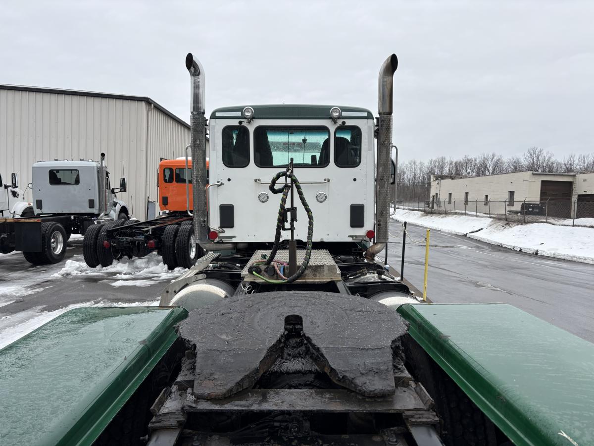 2022 PETERBILT 579 Daycab - image 8