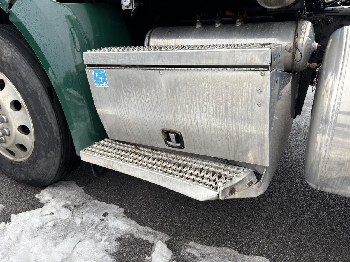 2022 PETERBILT 579 Daycab - image 9