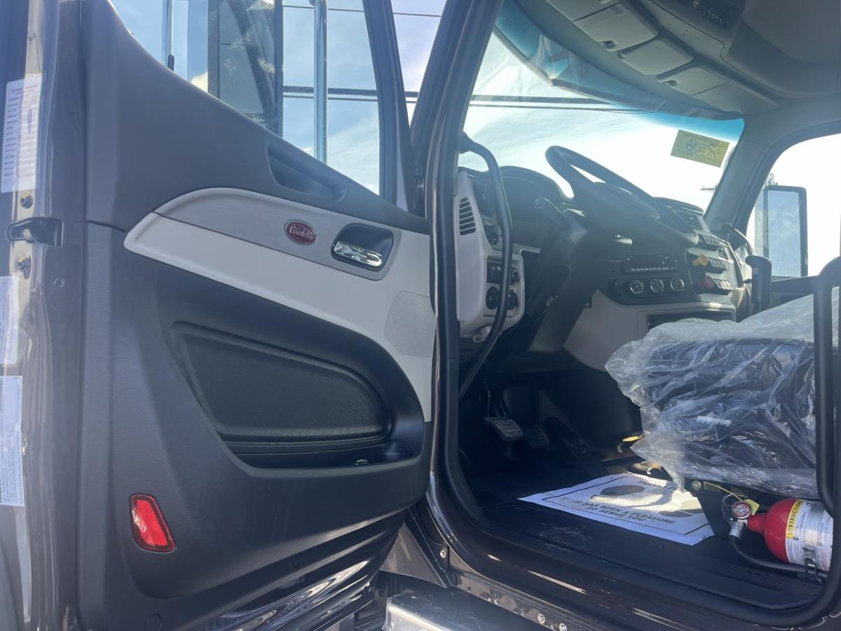 2027 PETERBILT 589 Sleeper - image 10