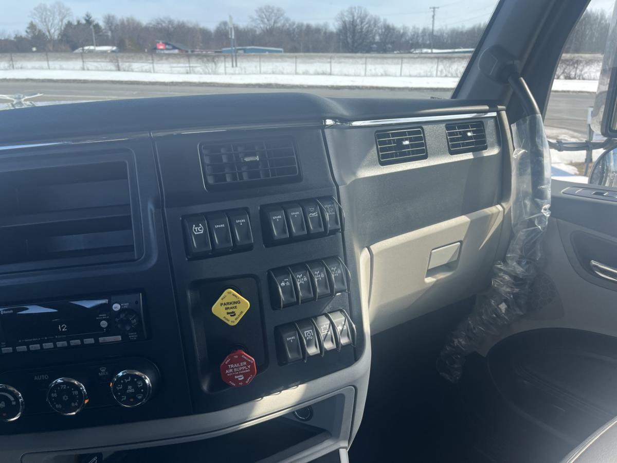 2027 PETERBILT 589 Sleeper - image 8
