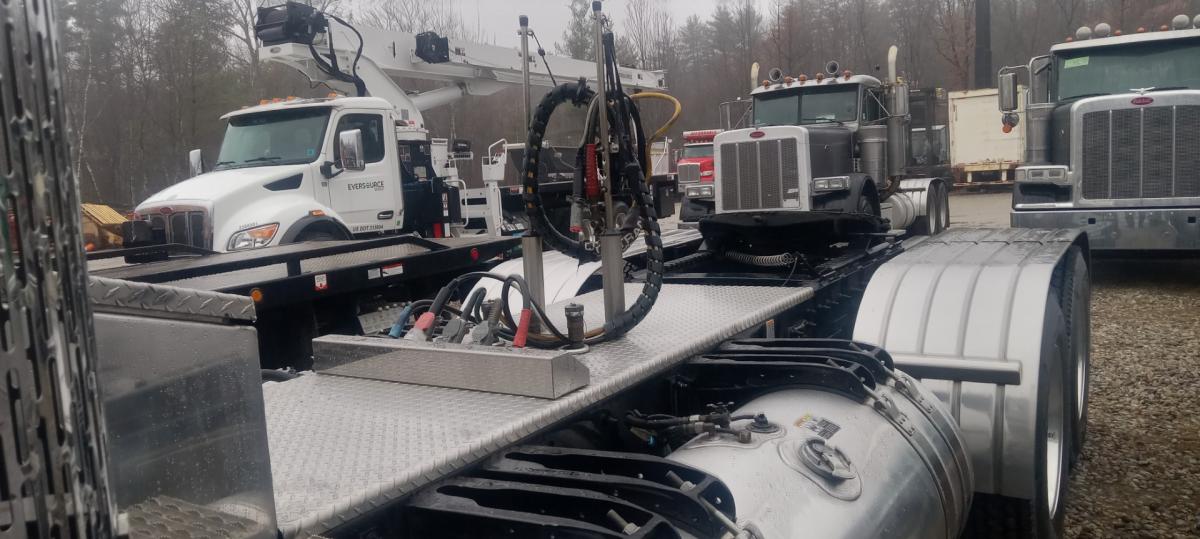 2023 PETERBILT 389 Daycab - image 5