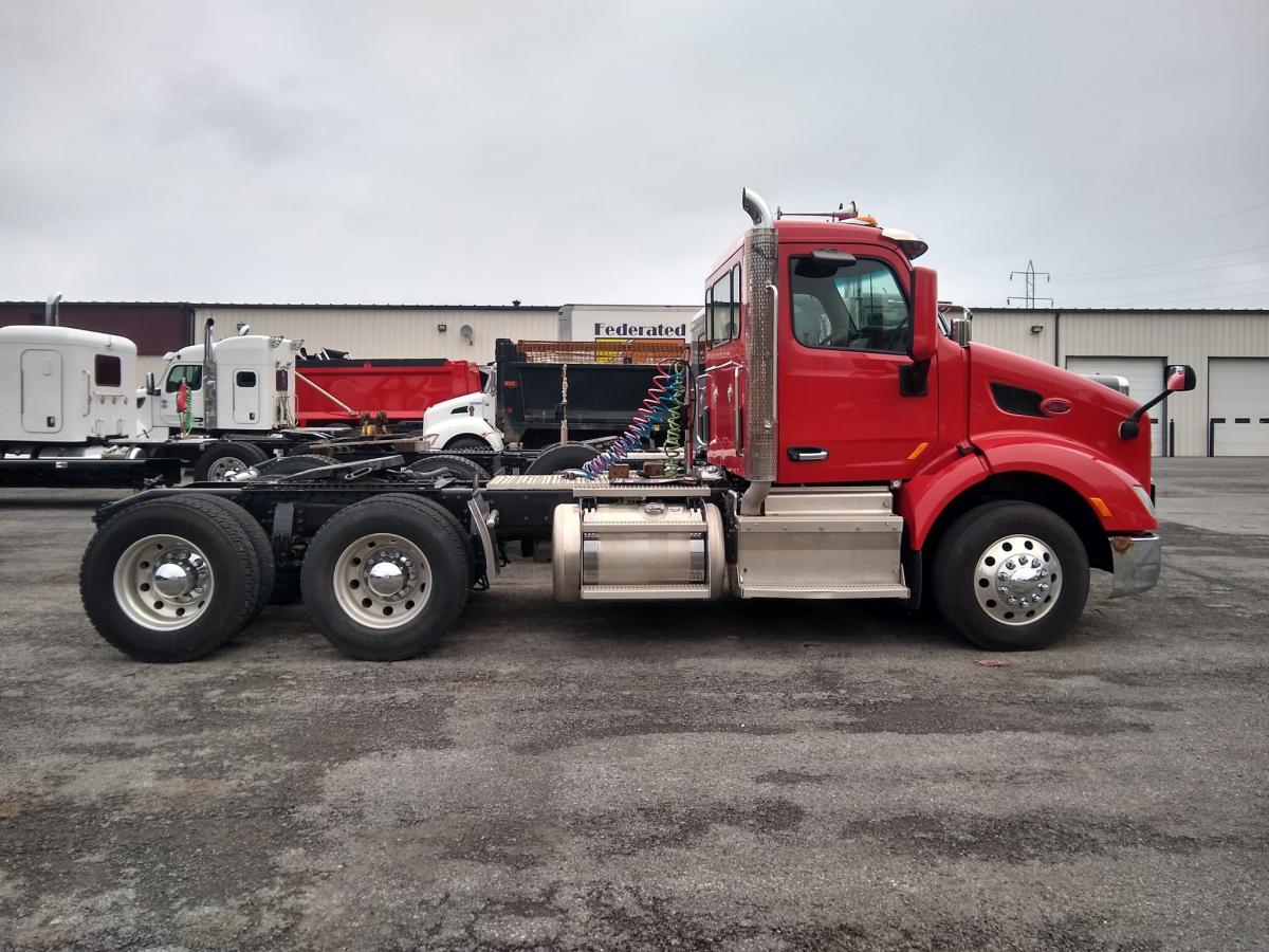2016 PETERBILT 579 Daycab - image 2