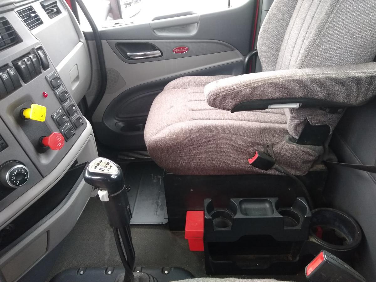 2016 PETERBILT 579 Daycab - image 7