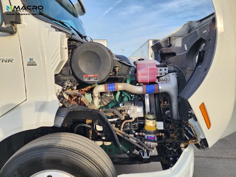 Vehicle photo thumbnail 9