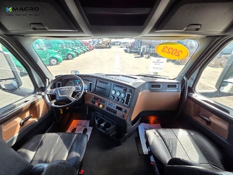 Vehicle photo thumbnail 11
