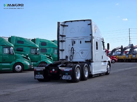 Vehicle photo thumbnail 6