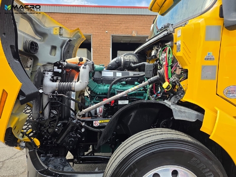 Vehicle photo thumbnail 9