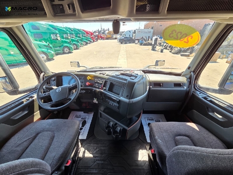 Vehicle photo thumbnail 11