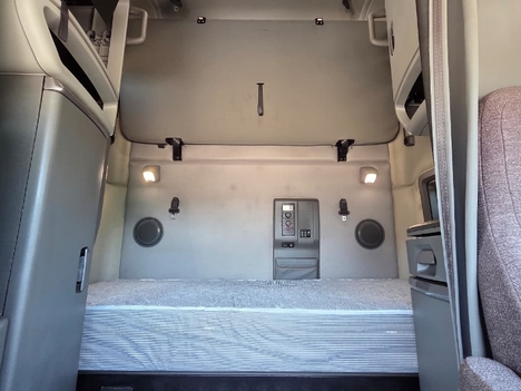 Vehicle photo thumbnail 12