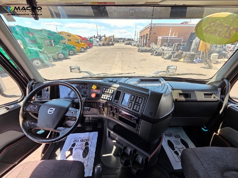 Vehicle photo thumbnail 11