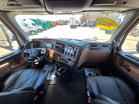 Vehicle photo thumbnail 11
