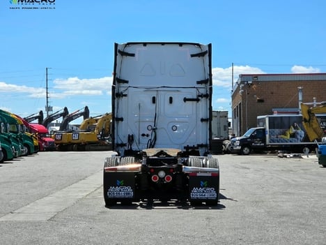 Vehicle photo thumbnail 5