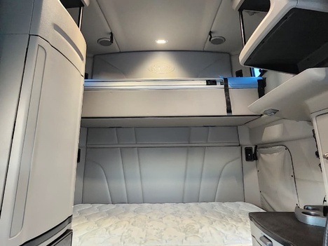 Vehicle photo thumbnail 11