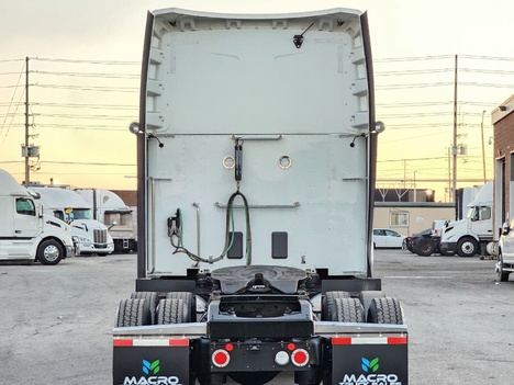 Vehicle photo thumbnail 4