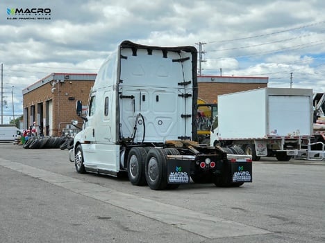 Vehicle photo thumbnail 4
