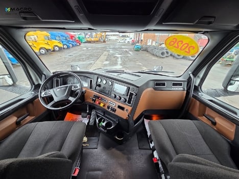 Vehicle photo thumbnail 11