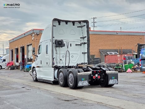 Vehicle photo thumbnail 4