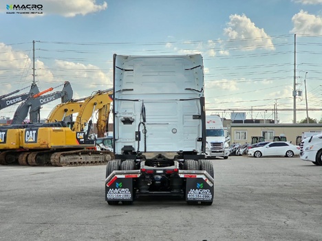 Vehicle photo thumbnail 3