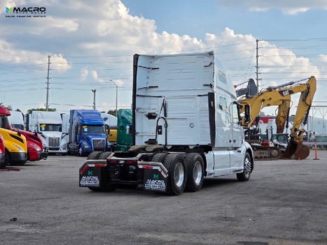 Vehicle photo thumbnail 4