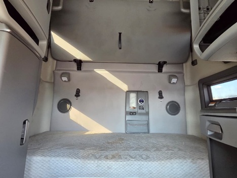 Vehicle photo thumbnail 9