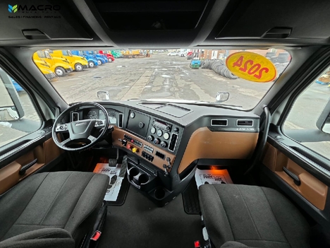 Vehicle photo thumbnail 11