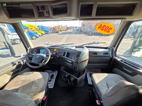 Vehicle photo thumbnail 11