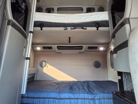 Vehicle photo thumbnail 12