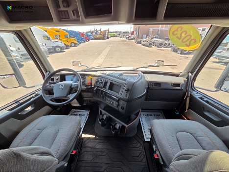 Vehicle photo thumbnail 11