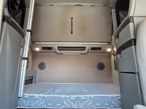 Vehicle photo thumbnail 12
