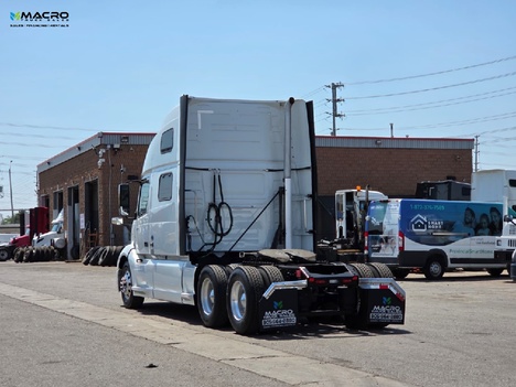 Vehicle photo thumbnail 4