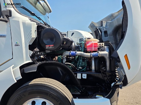 Vehicle photo thumbnail 9