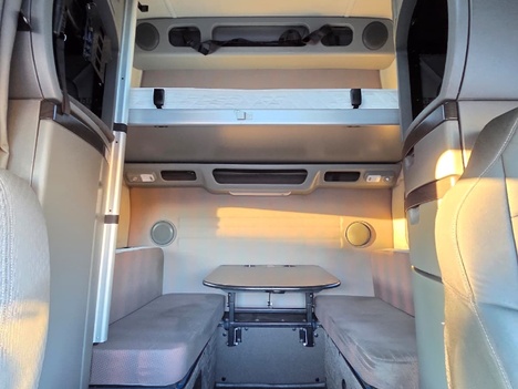 Vehicle photo thumbnail 12