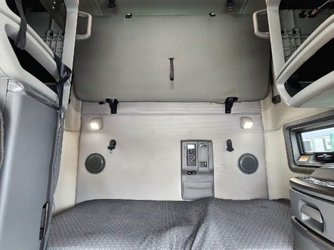 Vehicle photo thumbnail 11