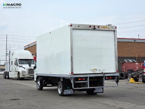 Vehicle photo thumbnail 4