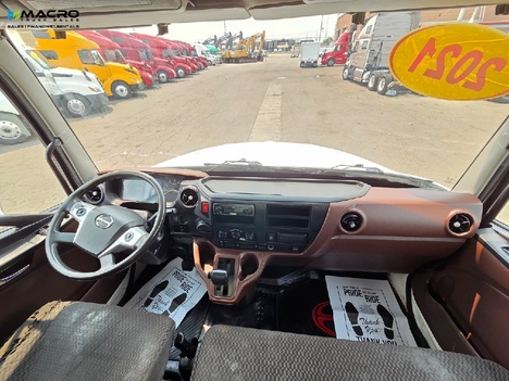 Vehicle photo thumbnail 11