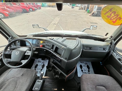 Vehicle photo thumbnail 11