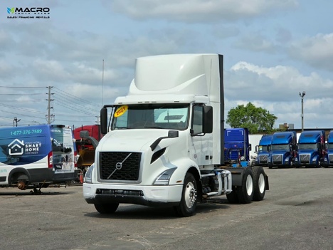 Vehicle photo thumbnail 3